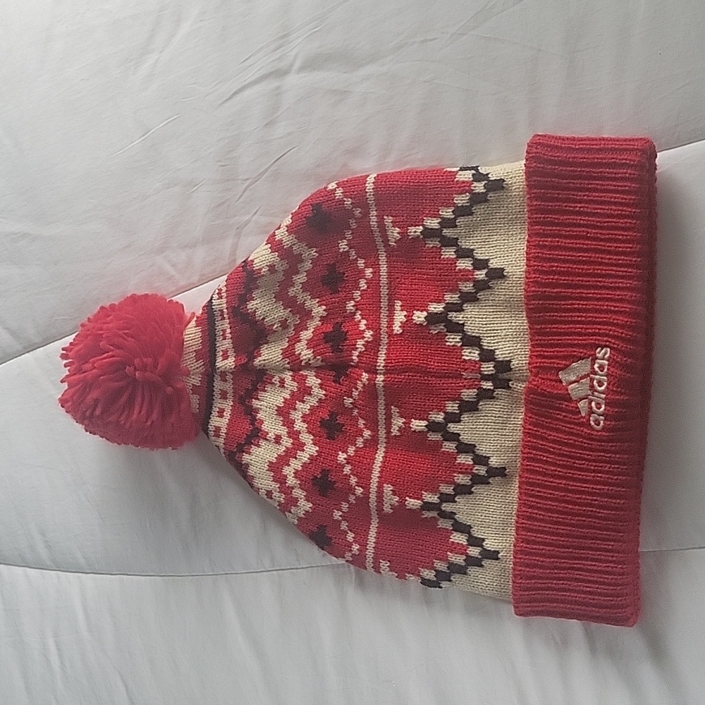 ADIDAS NORTH CAROLINA STATE CUFFED BEANIE WITH POM   RED/WHITE/BLACK